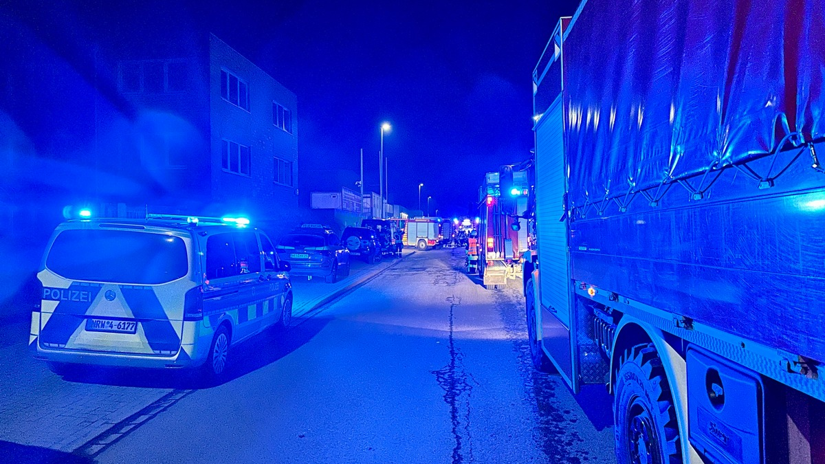 FW Hünxe: Brand in Gewerbebetrieb - Bagger unterstützt bei Löscharbeiten - Foto: presseportal.de