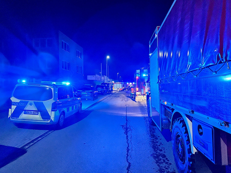 FW Hünxe: Brand in Gewerbebetrieb - Bagger unterstützt bei Löscharbeiten - Foto: presseportal.de