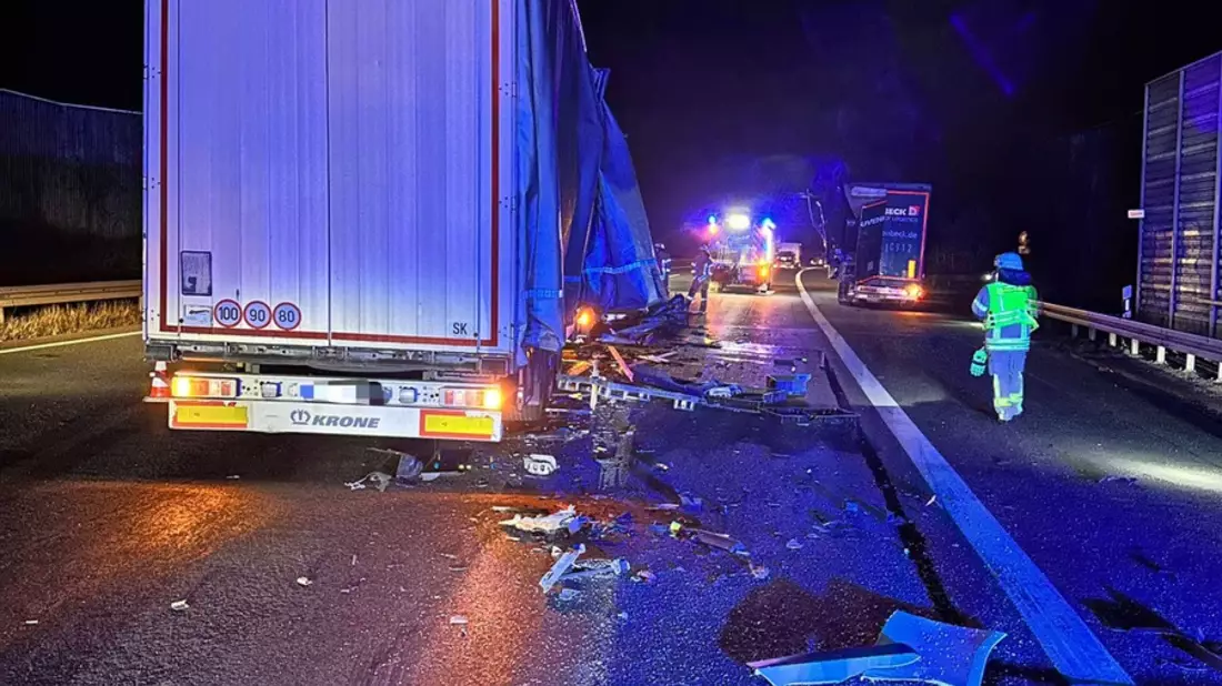 FW Helmstedt: Verkehrsunfall mit zwei LKW auf der BAB2 - Bild: presseportal.de
