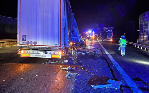 FW Helmstedt: Verkehrsunfall mit zwei LKW auf der BAB2 - Foto: presseportal.de