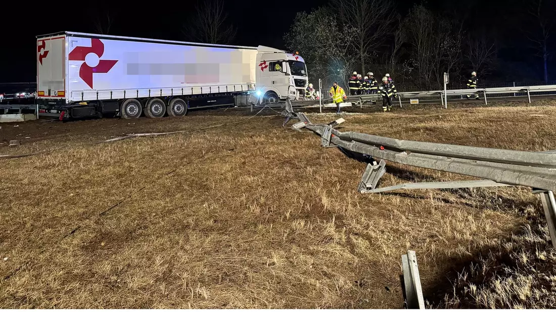FW-M: Lkw-Unfall in Autobahnausfahrt (A99 Ausfahrt Germering) - Bild: presseportal.de