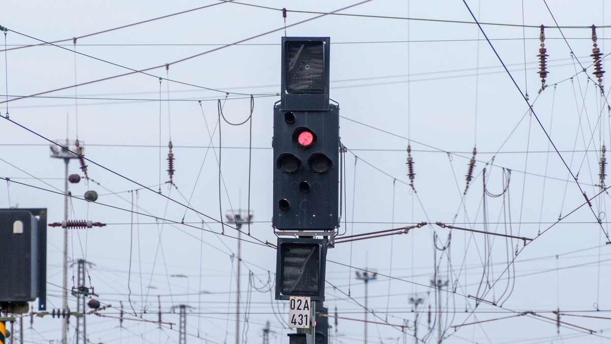 Ein Signal steht am Frankfurter Hauptbahnhof auf Rot. Der Streik der GDL soll noch bis Freitagmittag um 13 Uhr dauern. - Foto: Andreas Arnold/dpa