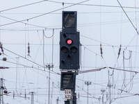 Ein Signal steht am Frankfurter Hauptbahnhof auf Rot. Der Streik der GDL soll noch bis Freitagmittag um 13 Uhr dauern. - Foto: Andreas Arnold/dpa
