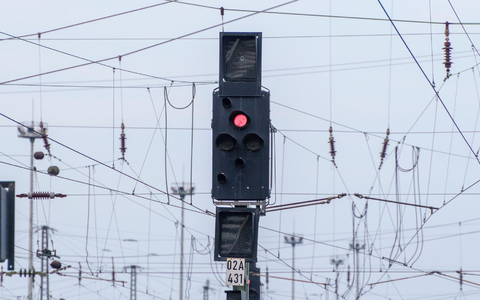 Ein Signal steht am Frankfurter Hauptbahnhof auf Rot. Der Streik der GDL soll noch bis Freitagmittag um 13 Uhr dauern. - Foto: Andreas Arnold/dpa