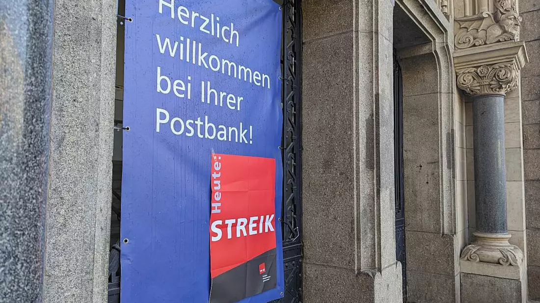 Streik-Hinweis an einer Postbank-Filiale (Archiv) - Bild: über dts Nachrichtenagentur