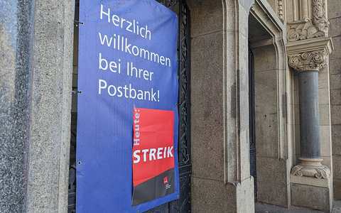 Streik-Hinweis an einer Postbank-Filiale am 06.03.2024 - Foto: über dts Nachrichtenagentur