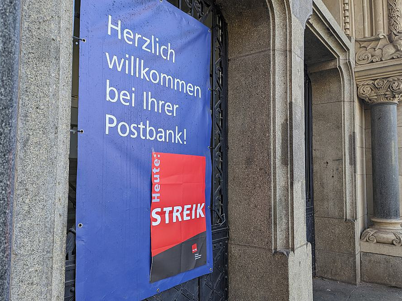 Streik-Hinweis an einer Postbank-Filiale am 06.03.2024 - Foto: über dts Nachrichtenagentur