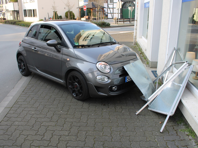 POL-SO: Rehe auf der Straße - Auto überschlägt sich - Foto: presseportal.de