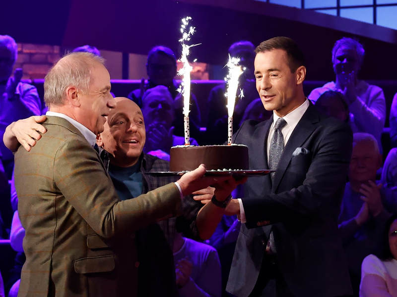 Wer weiß denn sowas? - Süße Überraschung für Bernhard Hoëcker | Das Wissensquiz vom 18. bis 22. März 2024, um 18:00 Uhr im Ersten - Foto: presseportal.de