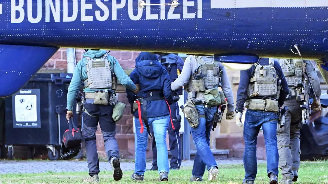 Eine Person wird aus einem Hubschrauber geführt, bei der es sich möglicherweise um Daniela Klette handeln könnte. - Bild: Uli Deck/dpa