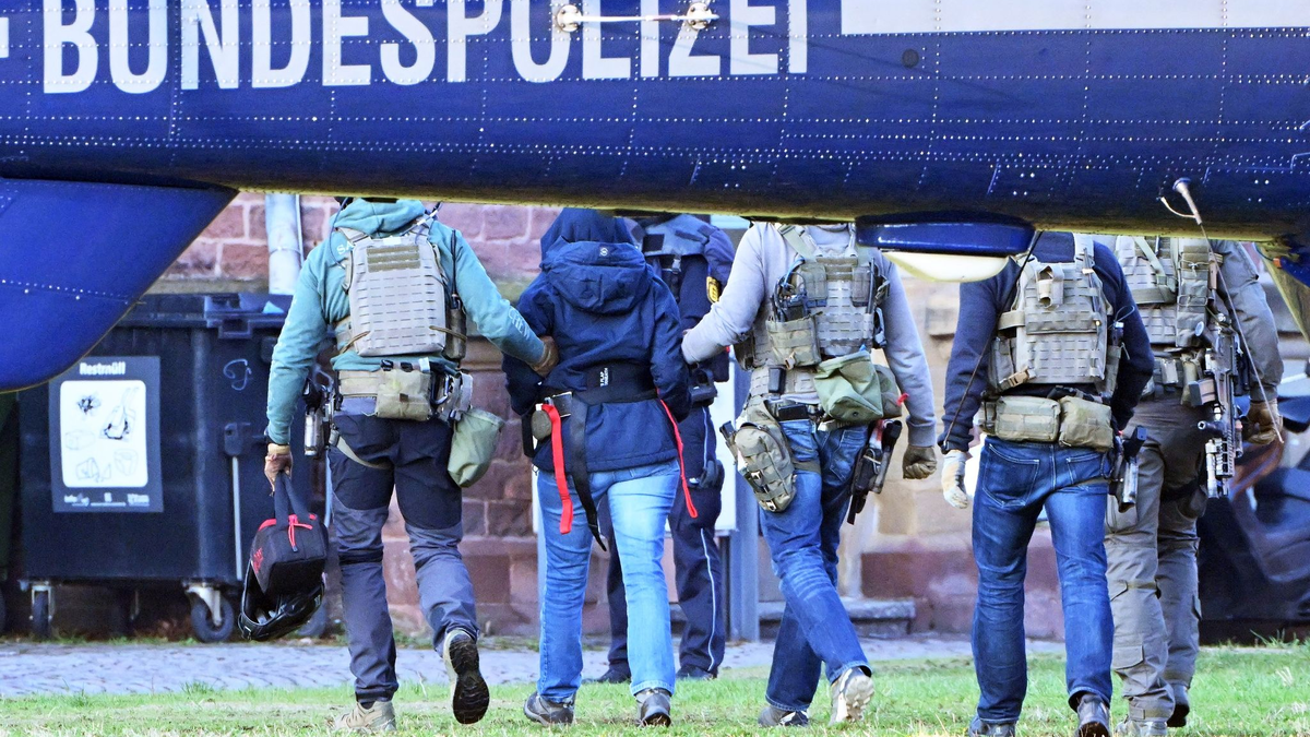 Eine Person wird aus einem Hubschrauber geführt, bei der es sich möglicherweise um Daniela Klette handeln könnte. - Foto: Uli Deck/dpa