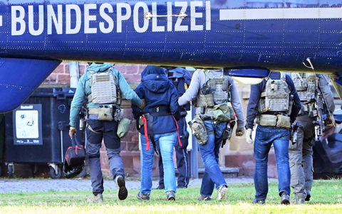 Eine Person wird aus einem Hubschrauber geführt, bei der es sich möglicherweise um Daniela Klette handeln könnte. - Foto: Uli Deck/dpa Eine Person wird aus einem Hubschrauber geführt, bei der es sich möglicherweise um Daniela Klette handeln könnte. - Foto: Uli Deck/dpa