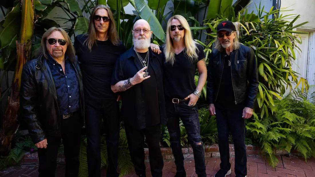 Judas Priest (l-r): Ian Hill, Scott Travis, Rob Halford, Richie Faulkner und Glenn Tipton. - Bild: James Hodges/Another Dimension/Sony Music/dpa