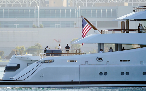 Die Superjacht «Amadea»: Eine Entscheidung über einen möglichen Verkauf könnte Monate dauern. - Foto: Gregory Bull/AP/dpa