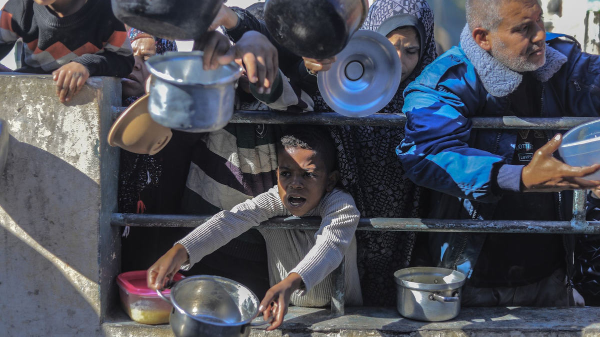 Palästinenser an einer von einer Wohltätigkeitsorganisation eingerichteten Lebensmittel-Spendenstelle. - Foto: Mohammed Talatene/dpa
