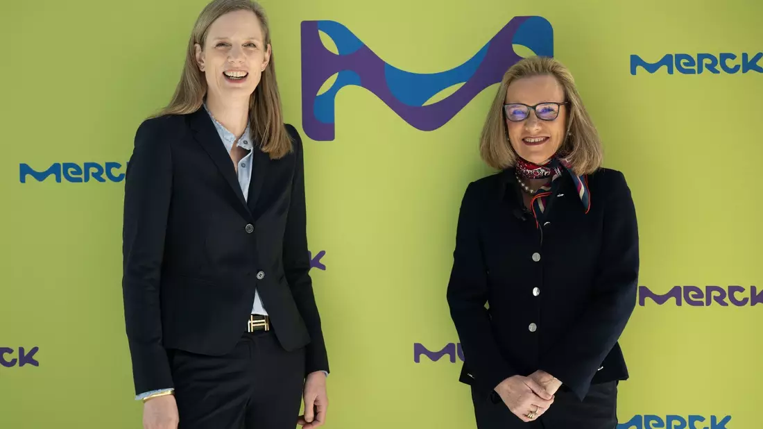 Vorstandschefin Belen Garijo (r.) und Helene von Roeder, Mitglied der Geschäftsleitung und Finanzvorständin bei Merck. - Bild: Arne Dedert/dpa