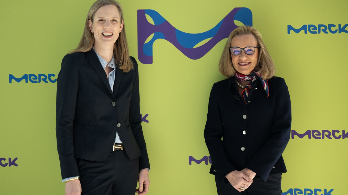 Vorstandschefin Belen Garijo (r.) und Helene von Roeder, Mitglied der Geschäftsleitung und Finanzvorständin bei Merck. - Foto: Arne Dedert/dpa