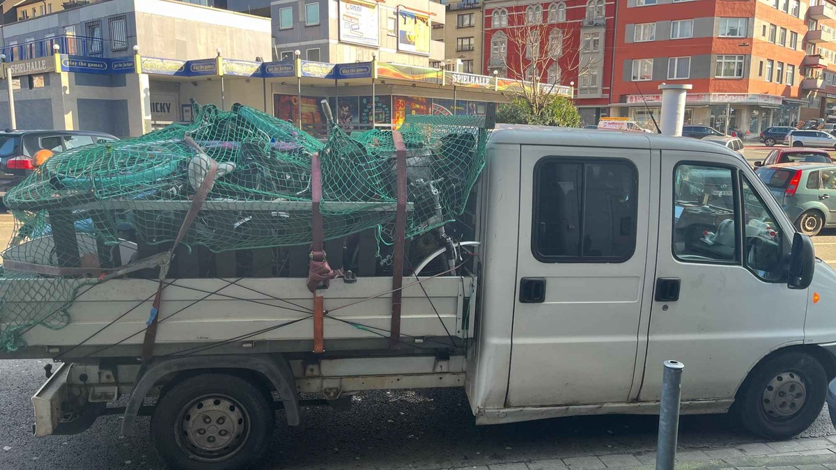 POL-HA: Polizei untersagt Pritschenwagenfahrer wegen mangelnder Ladungssicherung die Weiterfahrt nach Osteuropa - Foto: presseportal.de