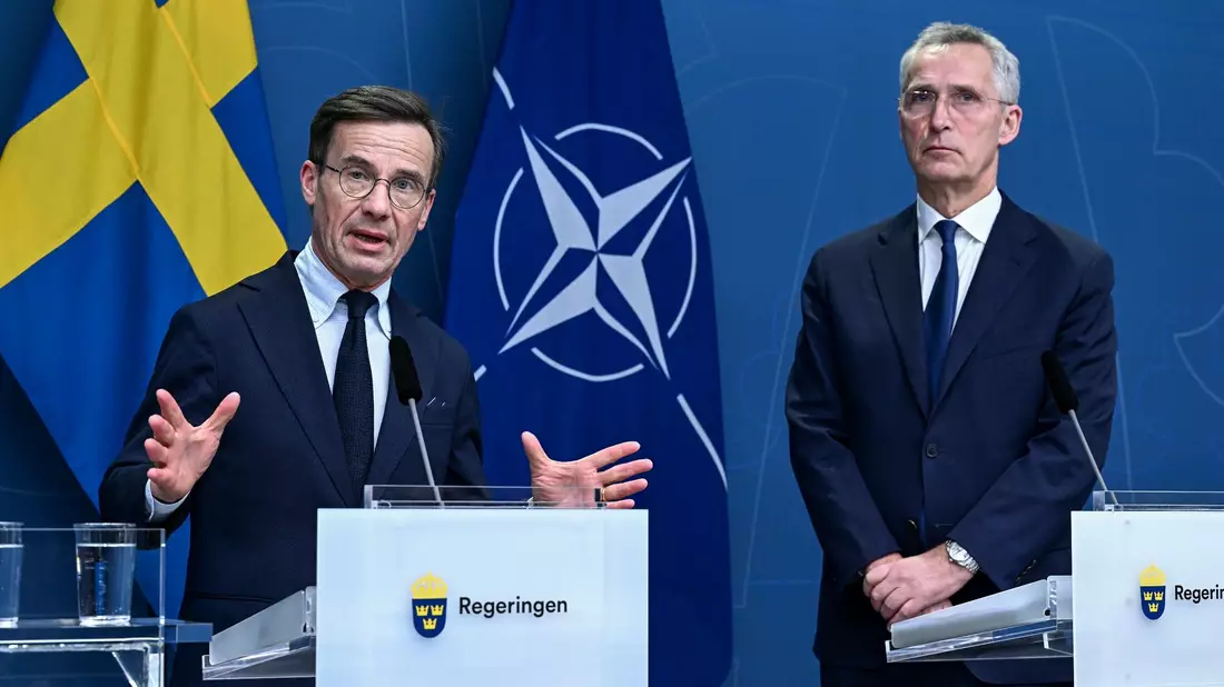 Der schwedische Premier Ulf Kristersson (l.) und Nato-Chef Jens Stoltenberg während einer Pressekonferenz in Stockholm. - Bild: Jonas Ekströmer/TT News Agency/AP/dpa