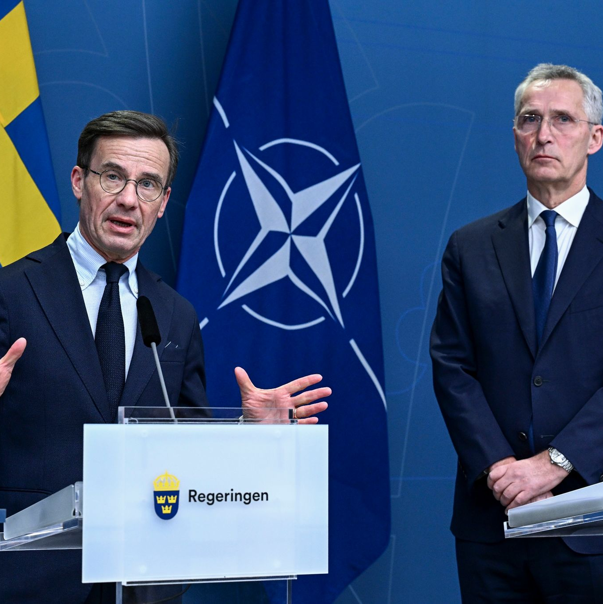 Der schwedische Premier Ulf Kristersson (l.) und Nato-Chef Jens Stoltenberg während einer Pressekonferenz in Stockholm. - Foto: Jonas Ekströmer/TT News Agency/AP/dpa