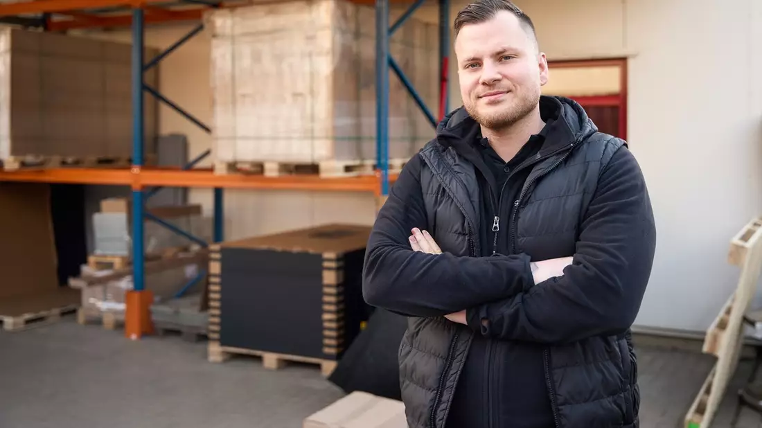 Mission Solar: Bis 2030 will Steven Hermes von der Grünerstrom GmbH 20.000 Einfamilienhäuser mit PV-Anlagen ausstatten - Bild: presseportal.de