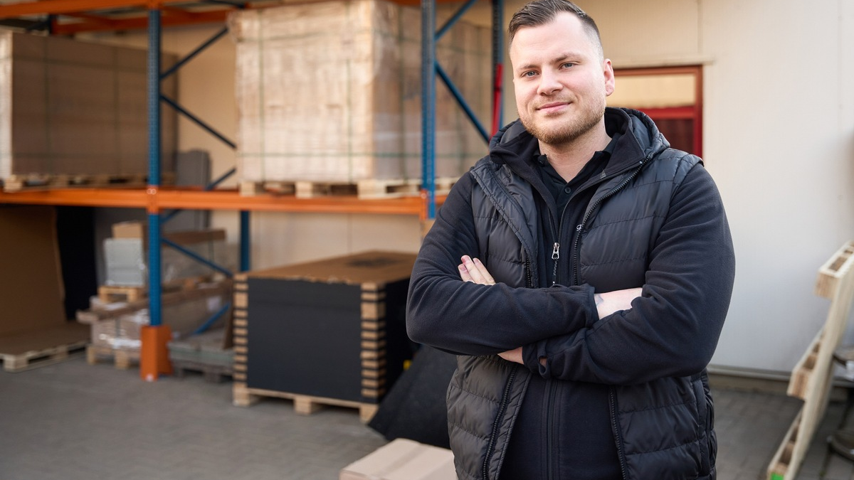 Mission Solar: Bis 2030 will Steven Hermes von der Grünerstrom GmbH 20.000 Einfamilienhäuser mit PV-Anlagen ausstatten - Foto: presseportal.de