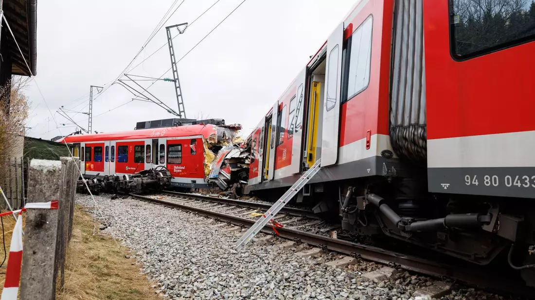 Zwei aufeinandergeprallte S-Bahnen an der Unfallstelle in der Nähe des Bahnhofes Ebenhausen-Schäftlarn. - Bild: Matthias Balk/dpa