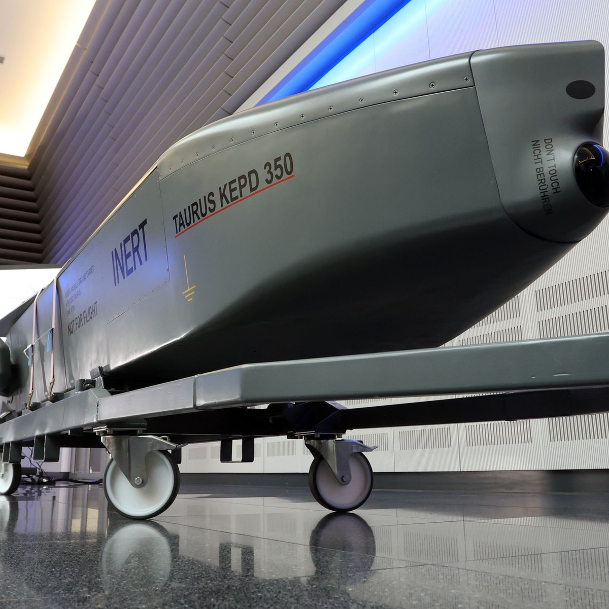 Ausstellungsstück eines Taurus KEPD 350 Marschflugkörpers im Showroom des Rüstungsunternehmens MBDA in Schrobenhausen. - Foto: Karl-Josef Hildenbrand/dpa