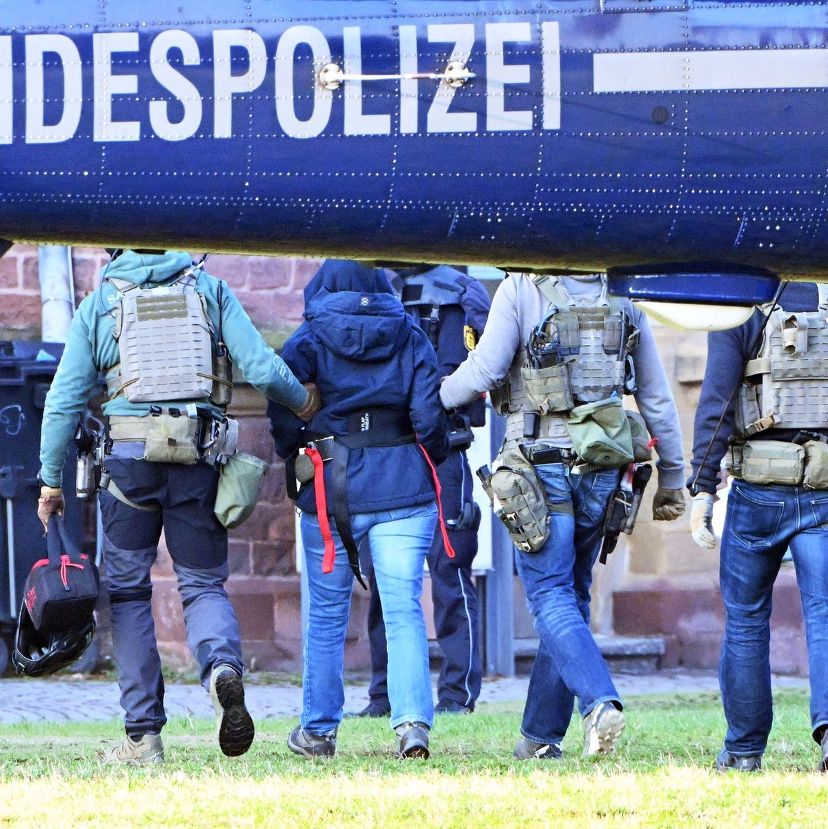 Eine Person, bei der es sich um Daniela Klette handeln könnte, wird in Karlsruhe aus einem Hubschrauber geführt. - Foto: Uli Deck/dpa