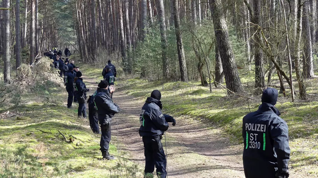 Zahlreiche Einsatzkräfte der Polizei durchsuchen im Vermisstenfall «Inga» erneut ein Gebiet im Landkreis Stendal. - Bild: Florian Voigt/dpa-Zentralbild/dpa