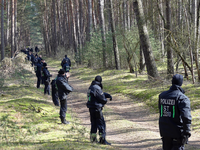Zahlreiche EinsatzkrÀfte der Polizei durchsuchen im Vermisstenfall «Inga» erneut ein Gebiet im Landkreis Stendal. - Foto: Florian Voigt/dpa-Zentralbild/dpa