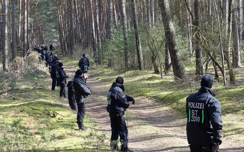 Zahlreiche Einsatzkräfte der Polizei durchsuchen im Vermisstenfall «Inga» erneut ein Gebiet im Landkreis Stendal. - Foto: Florian Voigt/dpa-Zentralbild/dpa