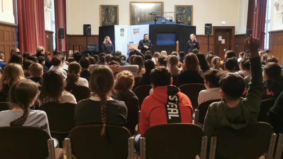 POL-CE: Mehr als nur Spaß: Puppenbühne der Polizeidirektion Lüneburg sensibilisiert wieder Dritt- und Viertklässler zum Thema Medien - Foto: presseportal.de