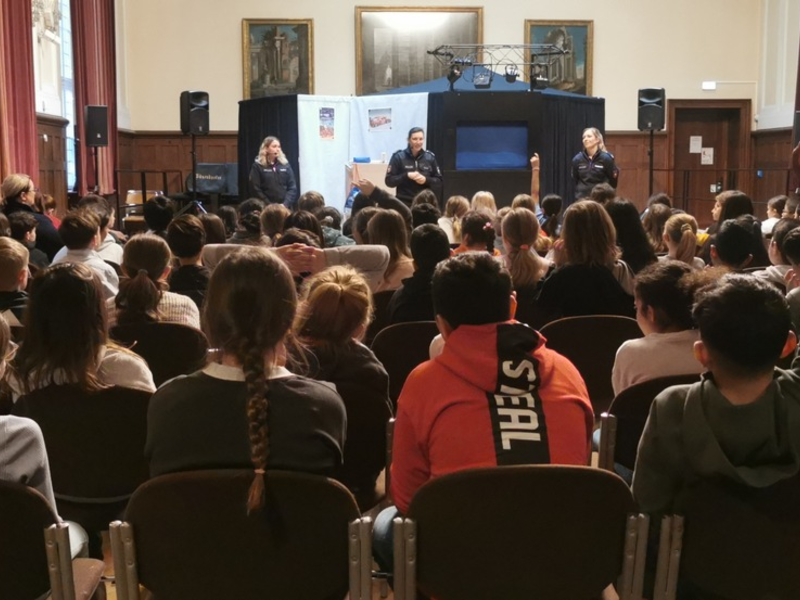 POL-CE: Mehr als nur Spaß: Puppenbühne der Polizeidirektion Lüneburg sensibilisiert wieder Dritt- und Viertklässler zum Thema Medien - Foto: presseportal.de