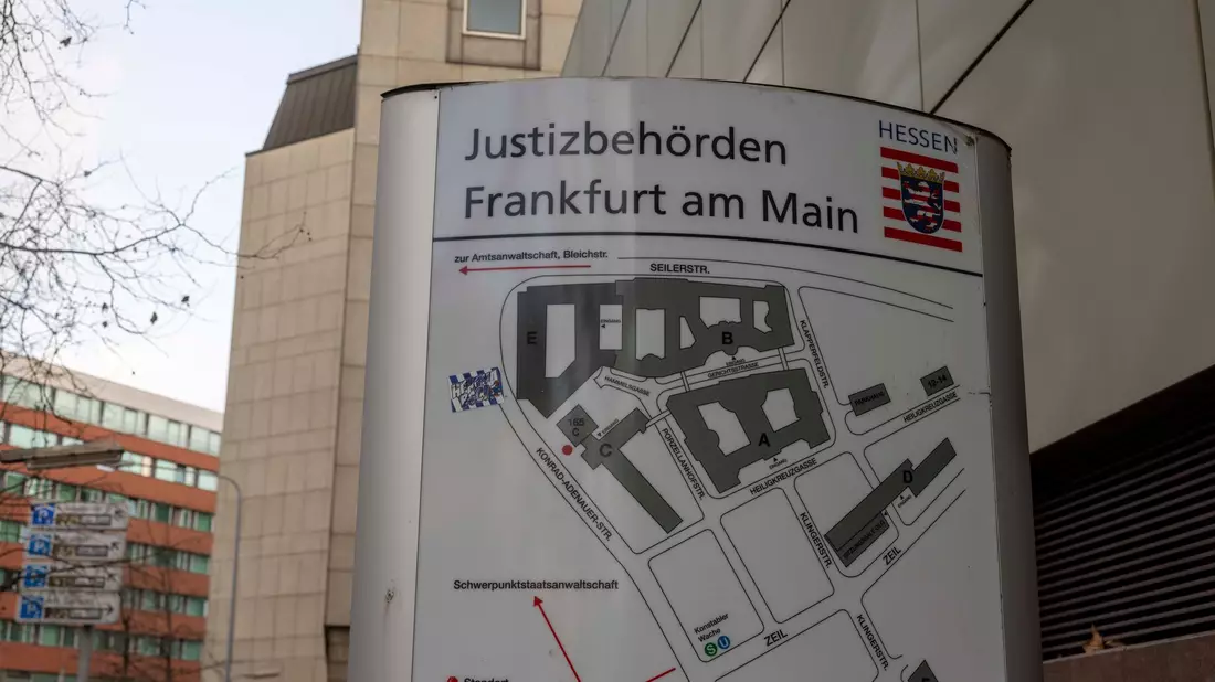 Der Prozess findet am Frankfurter Landgericht statt. - Bild: Helmut Fricke/dpa
