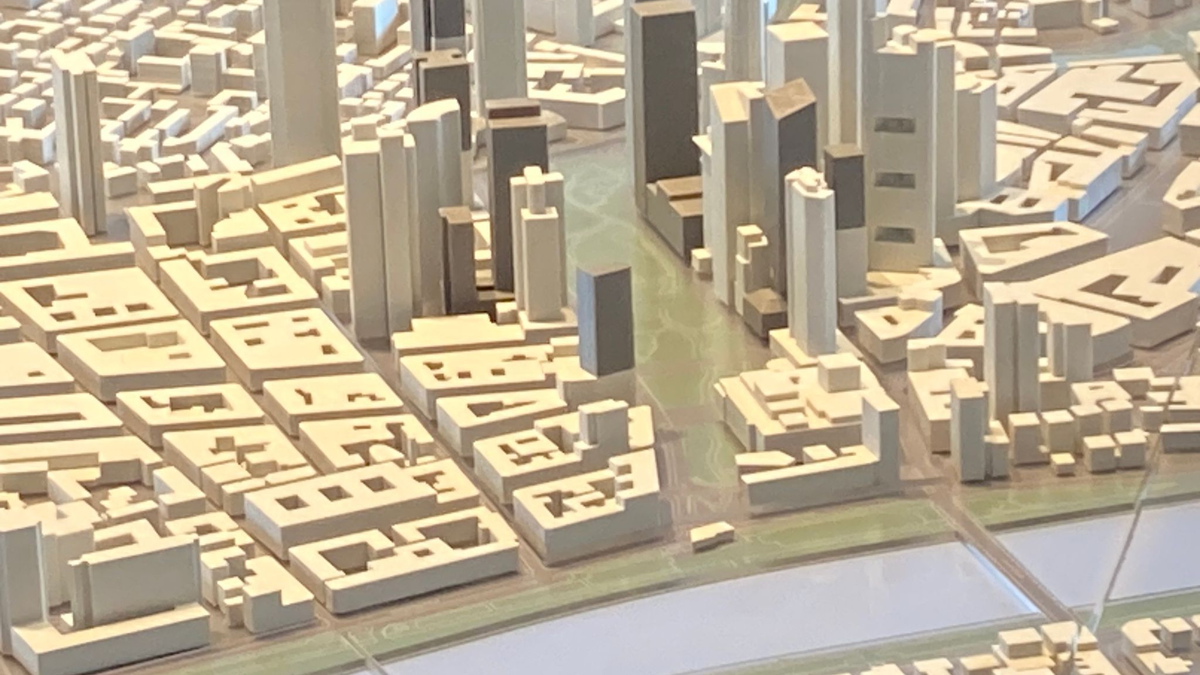 Die im Modell weißen Hochhäuser stehen bereits, die dunkelgrauen wären nach dem neuen Hochhausentwicklungsplan möglich, die hellgrauen waren schon im Plan von 2008 vorgesehen. - Foto: Sandra Trauner/dpa