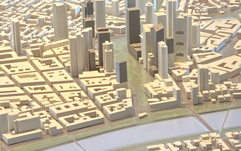 Die im Modell weißen Hochhäuser stehen bereits, die dunkelgrauen wären nach dem neuen Hochhausentwicklungsplan möglich, die hellgrauen waren schon im Plan von 2008 vorgesehen. - Foto: Sandra Trauner/dpa