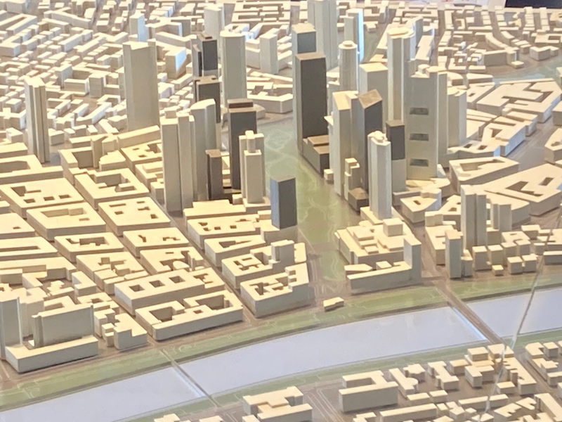 Die im Modell weißen Hochhäuser stehen bereits, die dunkelgrauen wären nach dem neuen Hochhausentwicklungsplan möglich, die hellgrauen waren schon im Plan von 2008 vorgesehen. - Foto: Sandra Trauner/dpa