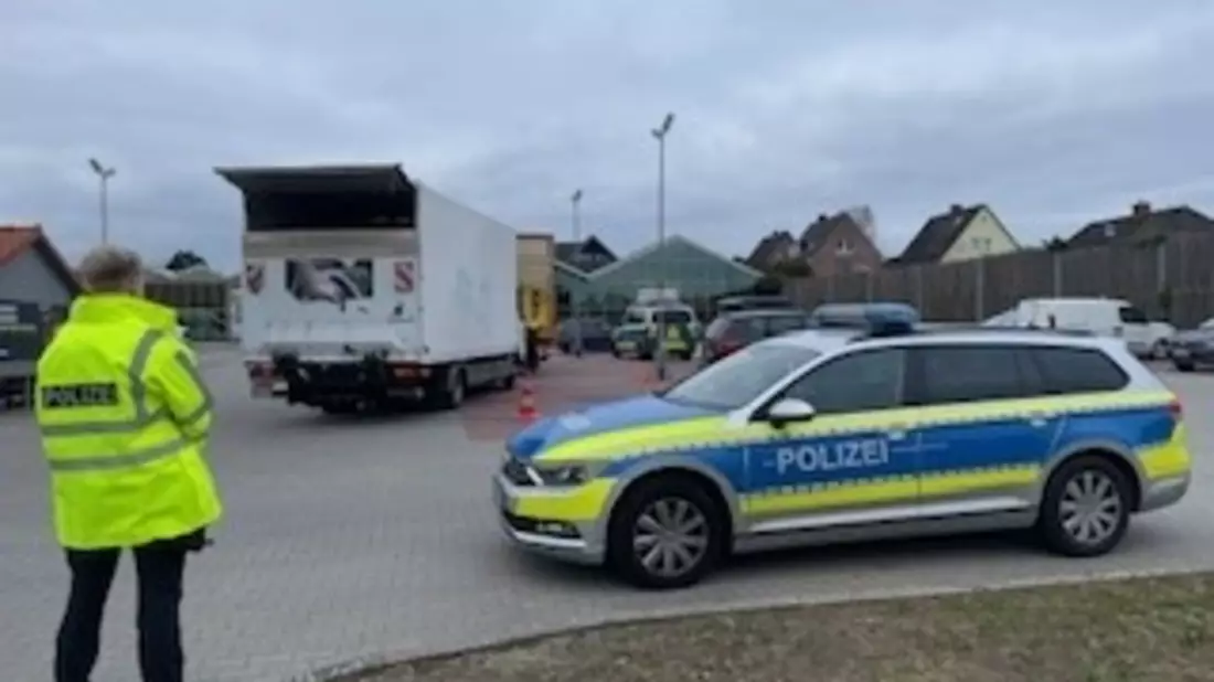 POL-HL: Ostholstein - Stockelsdorf / Oldenburg / Verkehrskontrollen - Handys am Ohr und E-Scooter ohne Versicherung - Bild: presseportal.de