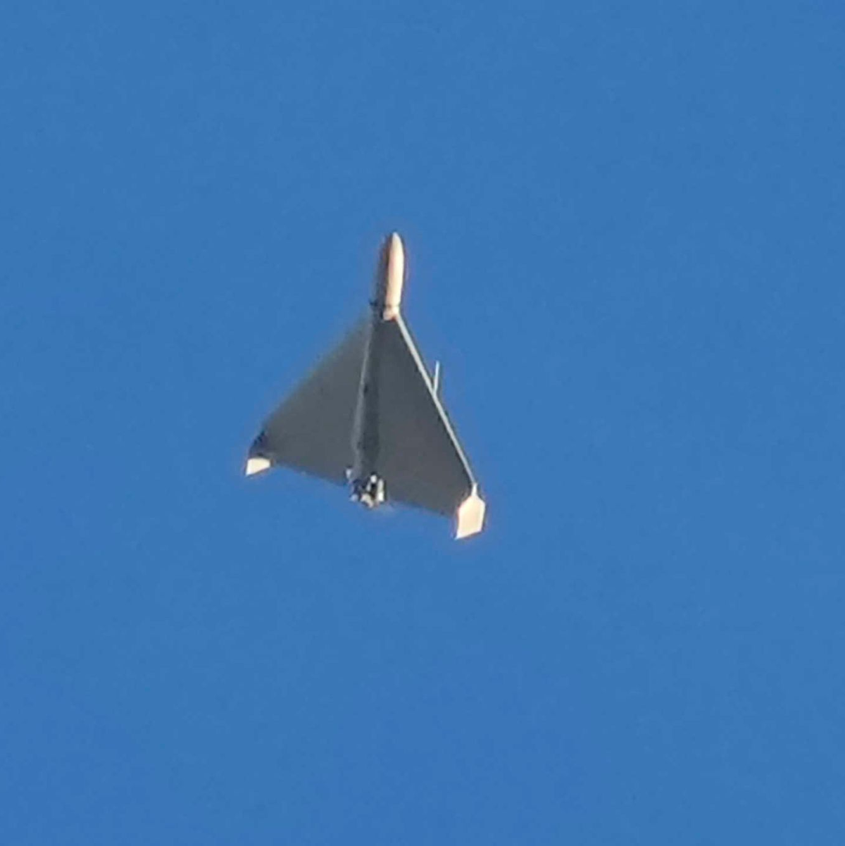 Kampfdrohnen sind eine der am häufigsten von Russland verwendeten Waffen, um Ziele im Hinterland anzugreifen. Hier eine Shahed-Drohne iranischer Bauart. - Foto: Efrem Lukatsky/AP/dpa