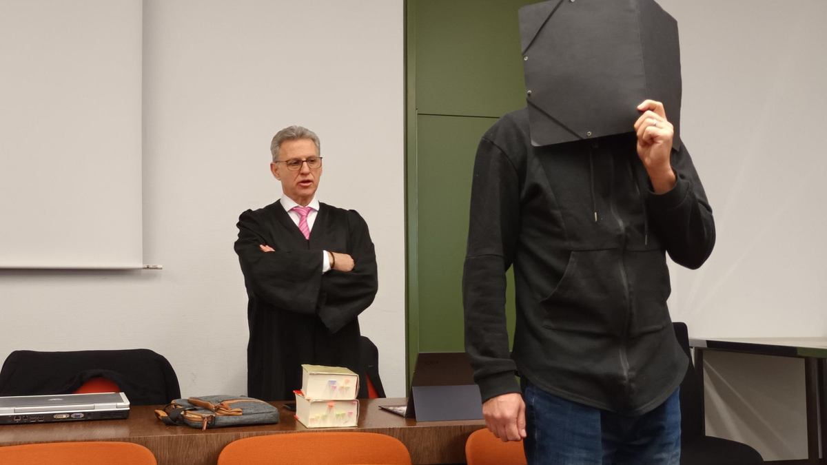 Der angeklagte Ex-Fußballtrainer im Gerichtssaal des Landgerichts mit seinem Rechtsanwalt Peter Guttmann. - Foto: Britta Schultejans/dpa