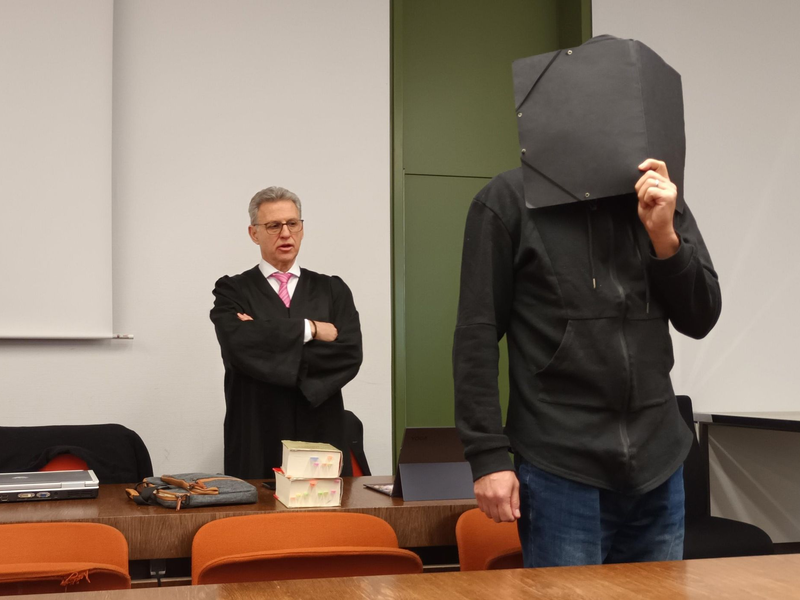 Der angeklagte Ex-Fußballtrainer im Gerichtssaal des Landgerichts mit seinem Rechtsanwalt Peter Guttmann. - Foto: Britta Schultejans/dpa