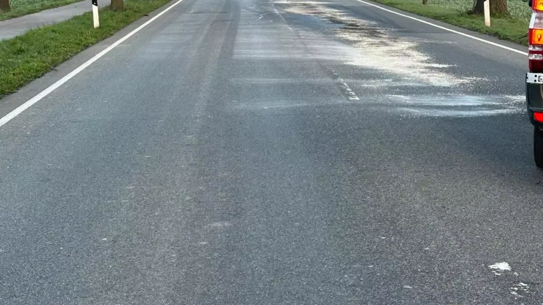 FW Xanten: Auslaufende Betriebsstoffe nach Brand an Bus - Bild: presseportal.de