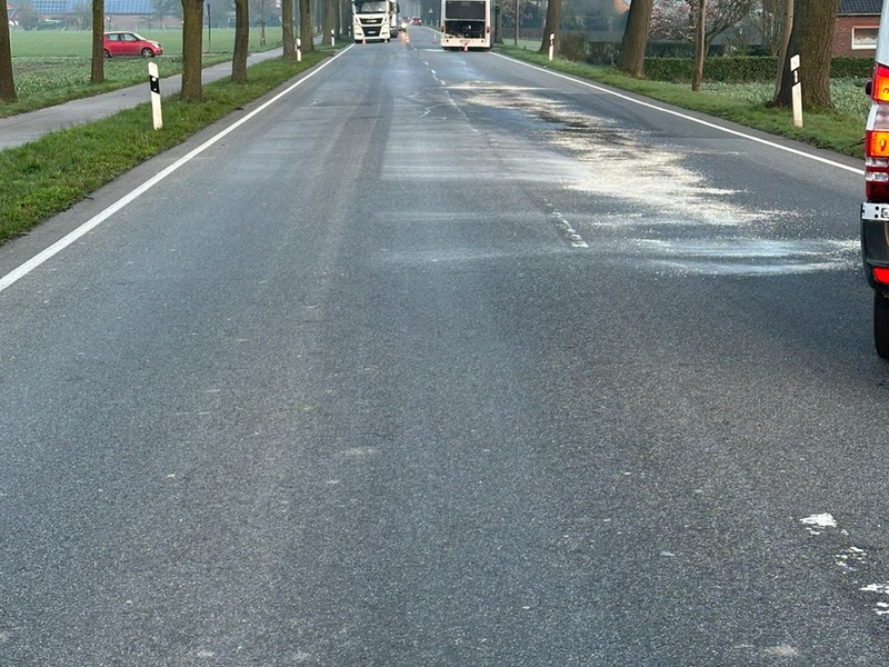 FW Xanten: Auslaufende Betriebsstoffe nach Brand an Bus - Foto: presseportal.de