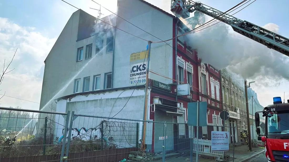 FW-E: Wohnungsbrand in einem Abbruchgebäude - starke Rauchentwicklung weit sichtbar - Bild: presseportal.de
