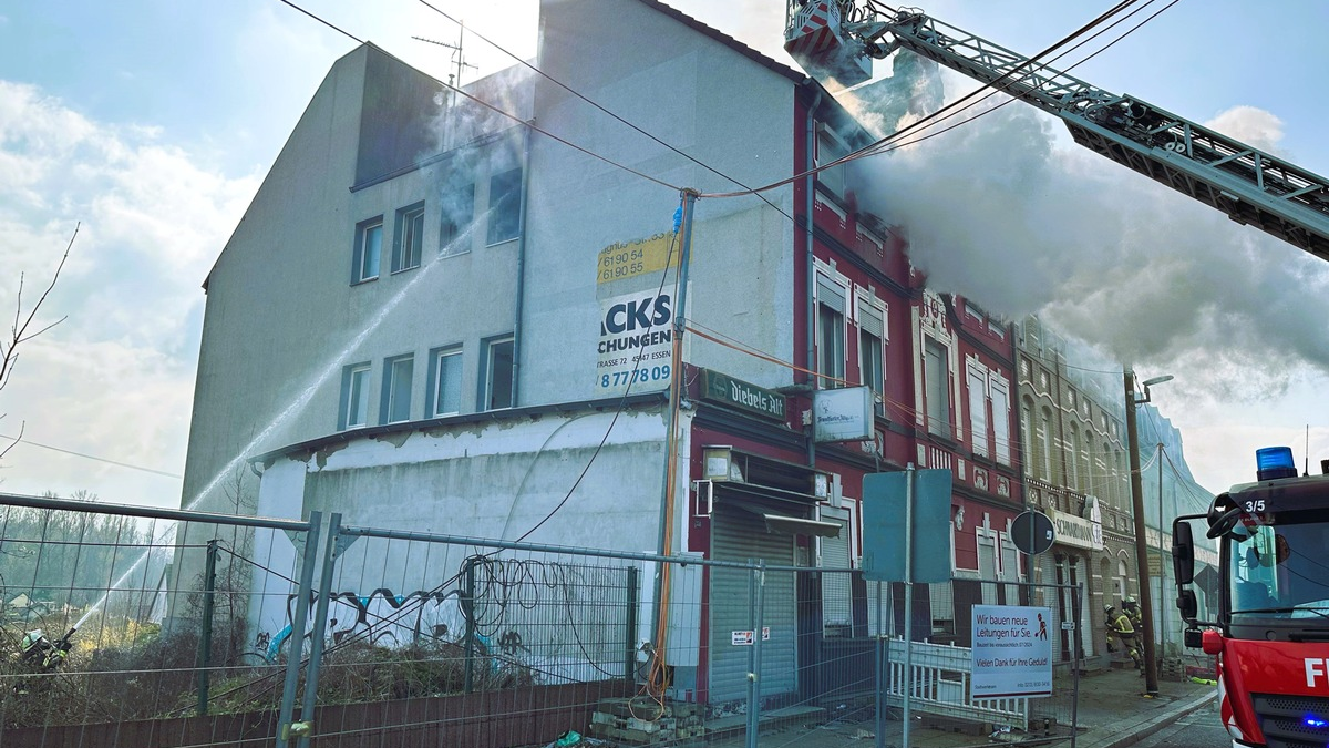 FW-E: Wohnungsbrand in einem Abbruchgebäude - starke Rauchentwicklung weit sichtbar - Foto: presseportal.de
