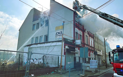 FW-E: Wohnungsbrand in einem Abbruchgebäude - starke Rauchentwicklung weit sichtbar - Foto: presseportal.de