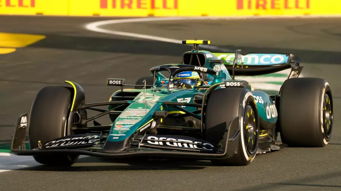 Schnellster des Tages: Der Spanier Fernando Alonso im Aston Martin. - Bild: Darko Bandic/AP/dpa