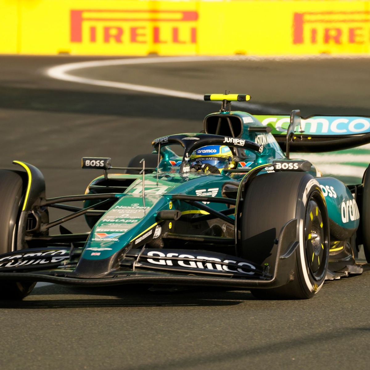 Schnellster des Tages: Der Spanier Fernando Alonso im Aston Martin. - Foto: Darko Bandic/AP/dpa