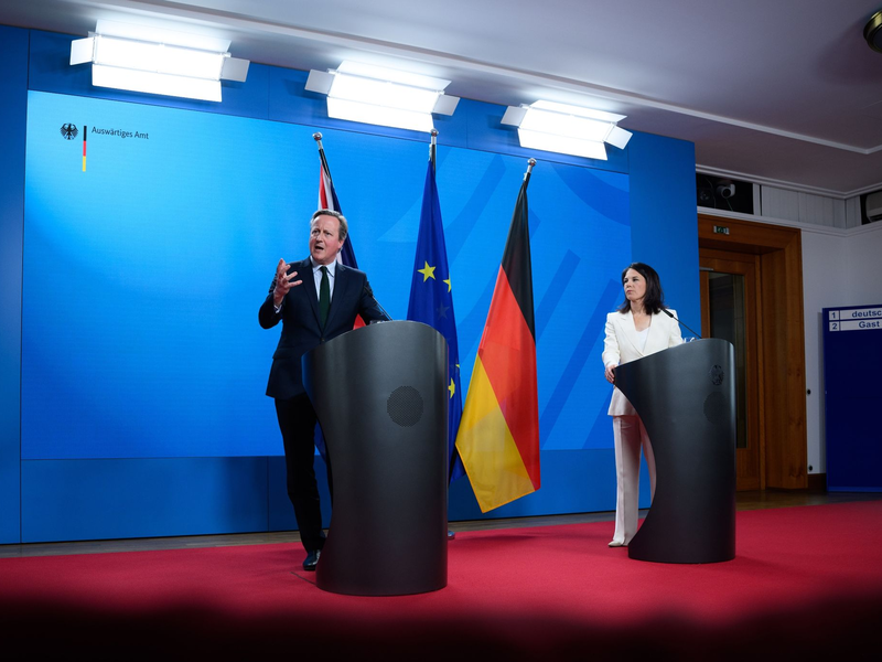 Bundesaußenministerin Annalena Baerbock (r) äußerte sich zu einem Vorschlag ihres britischen Amtskollegen David Cameron. - Foto: Bernd von Jutrczenka/dpa
